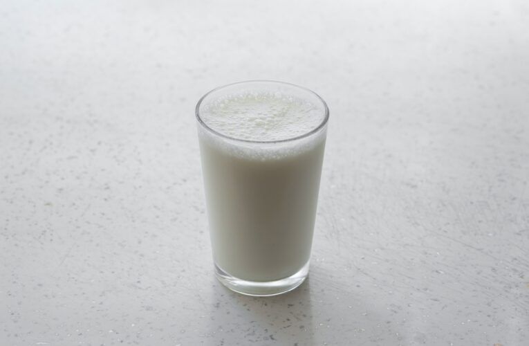 दूध के साथ इन 5 चीजों को कभी न खाए