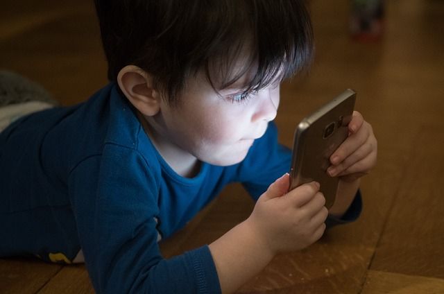 बच्चो पर मोबाइल फ़ोन के हानिकारक प्रभाव – Harmful effects of mobile phones on children