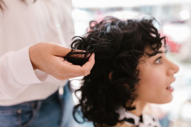 बालों में तेल लगाने के फायदे – Benefits of applying oil to hair